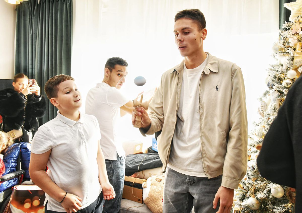 David Popovici, și canotori, inaugurare casă Hope and Homes for Children