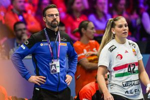 Olanda - Ungaria, duel sub privirile regelui Olandei » Se încing spiritele: o maghiară a primit cartonașul roșu