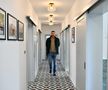 Flroin Enache în holul casei FOTO Cristi Preda