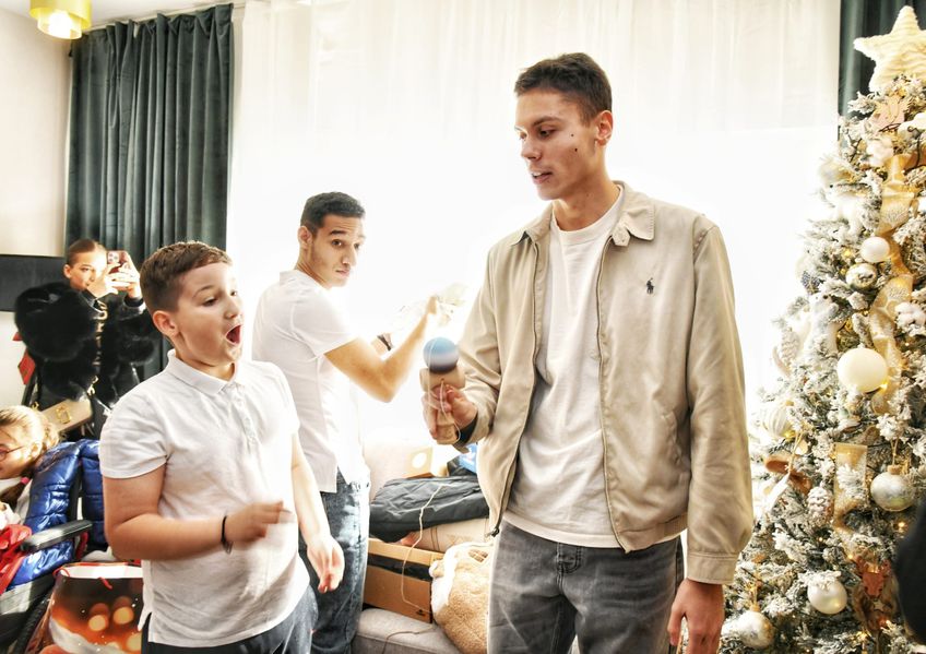 David Popovici jucându-se cu cei mici FOTO Cristi Preda