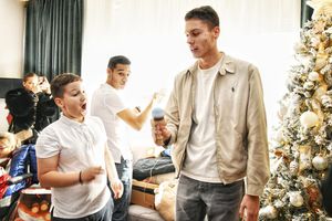 David Popovici, fără cuvinte în fața copiilor pentru care și-a dorit o casă