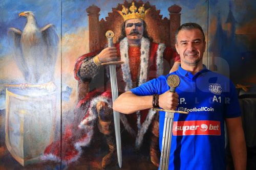 Cu o replică a sabiei lui Ștefan cel Mare în mână, Pancu și-a stabilit obiectivul suprem ca antrenor: finală de cupă europeană cu Beșiktaș