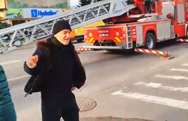 Un bărbat s-a urcat pe stâlpul din fața casei lui Becali: „Nea Gigi, ieși afară!” » Cum a fost rezolvat incidentul