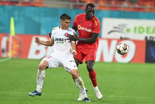 Daniel Paraschiv, în duel cu Dawa de la FCSB / foto: Imago Images