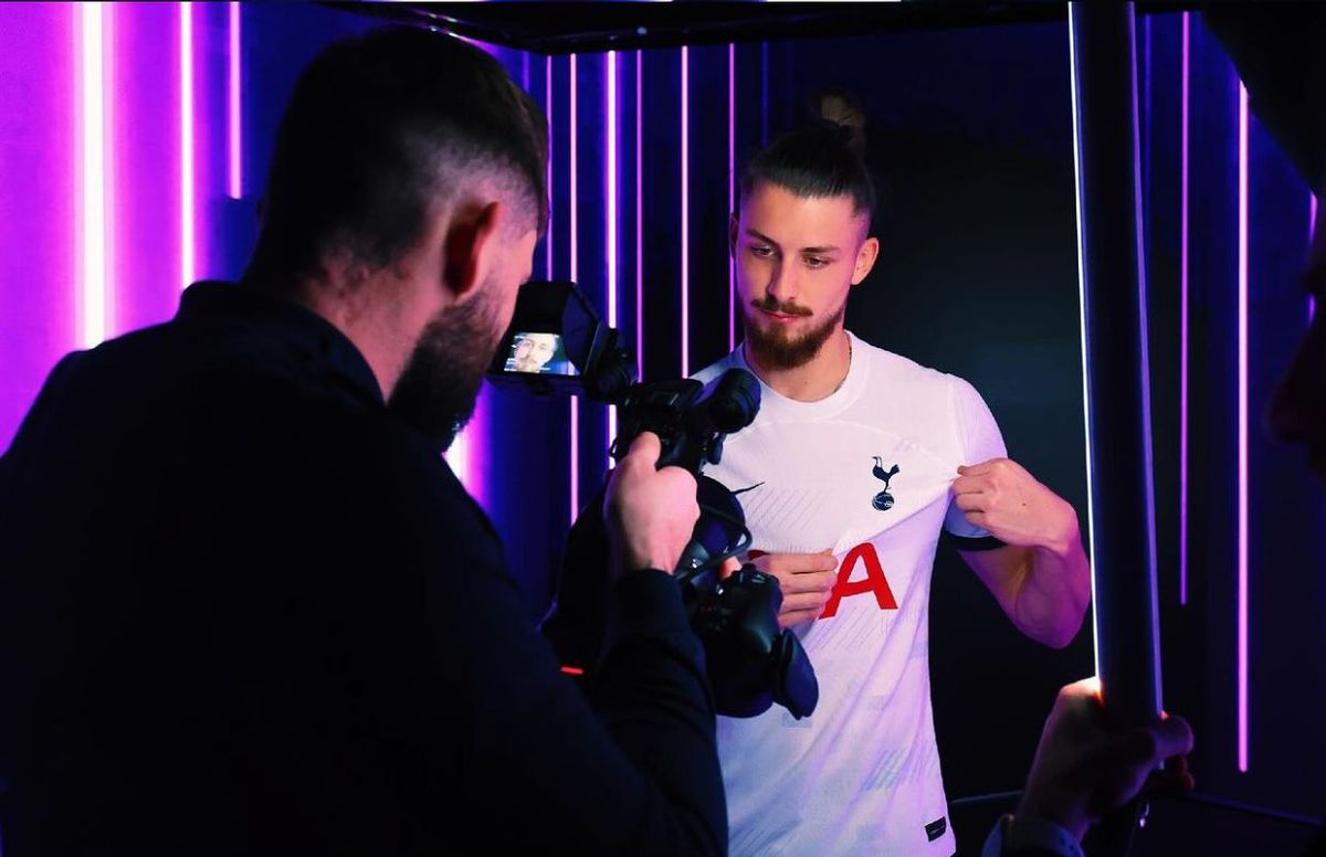 FOTO Radu Drăgușin, ședință foto la prezentarea la Tottenham