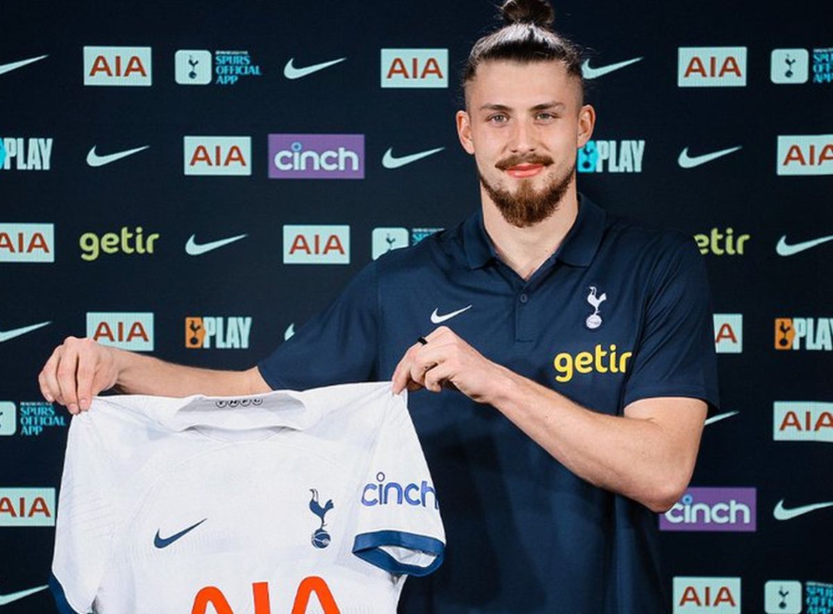 Cât costă tricoul lui Radu Drăgușin pus la vânzare de Tottenham » Comparație cu FCSB, Dinamo și Rapid