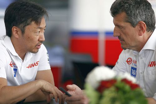 Ayao Komatsu (în stânga) și Guenther Steiner, față în față // sursă foto: Imago Images