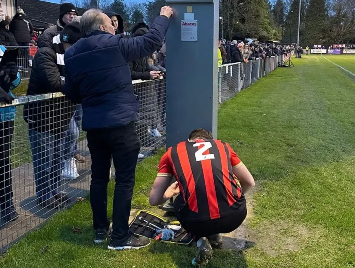 Fotbalistul-electrician a intrat în istoria de 140 de ani a clubului: a reparat nocturna în timpul meciului și și-a salvat echipa de la eliminare