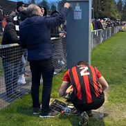 Liam Smith a trecut la munca de jos, reparând defecțiunea electrică a noctunei / Foto: X Sittinbourne FC