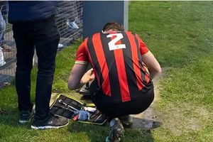 Fotbalistul-electrician a intrat în istoria de 140 de ani a clubului: a reparat nocturna în timpul meciului și și-a salvat echipa de la eliminare