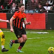 Liam Smith (Sittinbourne), în acțiune în meciul cu Salisbury / Foto: X Sittinbourne FC