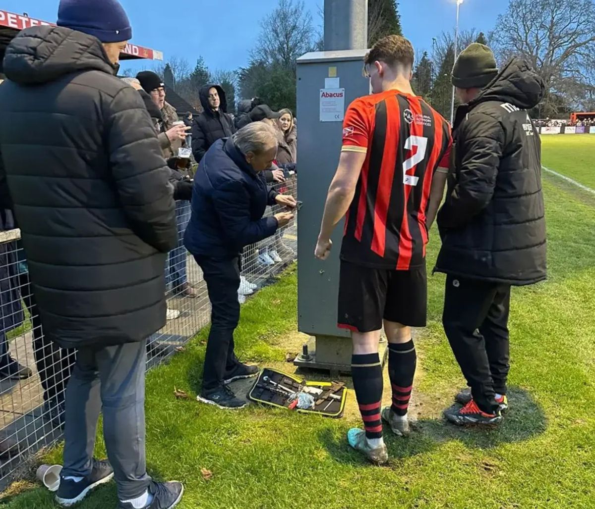 Fotbalistul-electrician a intrat în istoria de 140 de ani a clubului: a reparat nocturna în timpul meciului și și-a salvat echipa de la eliminare