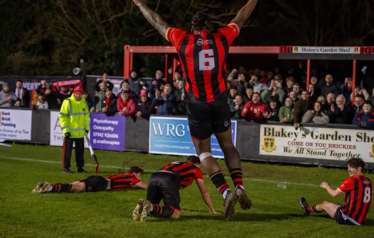 Fotbalistul-electrician a intrat în istoria de 140 de ani a clubului: a reparat nocturna în timpul meciului și și-a salvat echipa de la eliminare