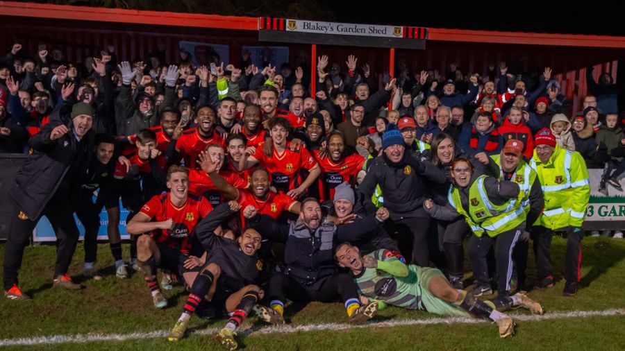Bucuria jucătorilor de la Sittinbourne după ce au scos din cursă un adversar aflat cu două ligi mai sus / Foto: X Sittinbourne Fotbalistul-electrician a intrat în istoria de 140 de ani a clubului: a reparat nocturna în timpul meciului și și-a salvat echipa de la eliminare