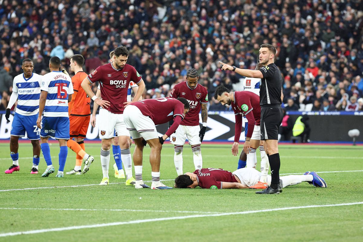 Incident teribil în FA Cup: jucător din Premier League, scos de pe teren cu targa » Fanii, îngroziți: „Îi auzeam țipetele în timp ce jocul continua”