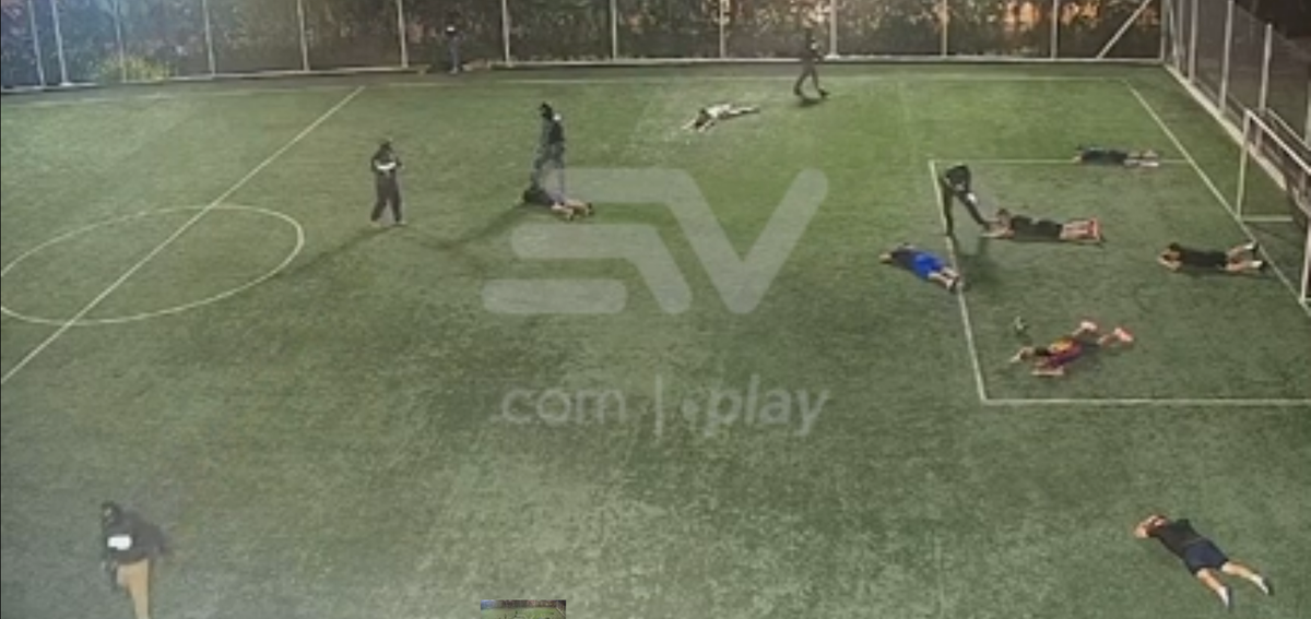 Execuție în stil mafiot, chiar pe terenul de fotbal » Trei oameni împușcați mortal! Atenție, imagini cu puternic impact emoțional