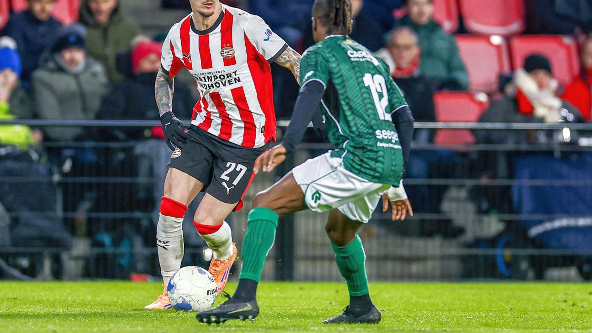 Dennis Man în tricoul PSV Eindhoven driblând un adversar în meciul din Eredivisie, pregătit să paseze decisiv pe partea dreaptă. | sursa foto: Gazeta Sporturilor