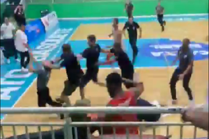 Scene șocante în Brazilia! Arbitrii unui meci de baschet au fost atacați, pe teren, după fluierul final