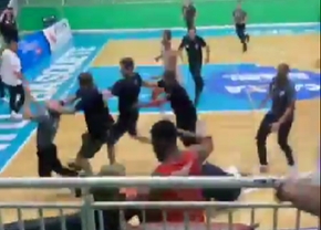 Scene șocante în Brazilia! Arbitrii unui meci de baschet au fost atacați, pe teren, după fluierul final