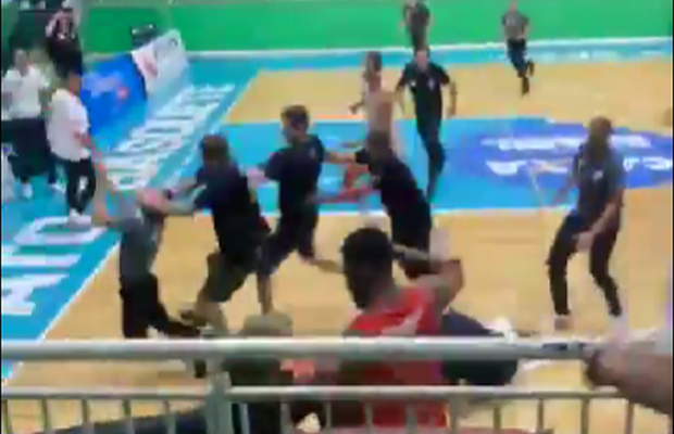 Scene șocante în Brazilia! Arbitrii unui meci de baschet au fost atacați, pe teren, după fluierul final