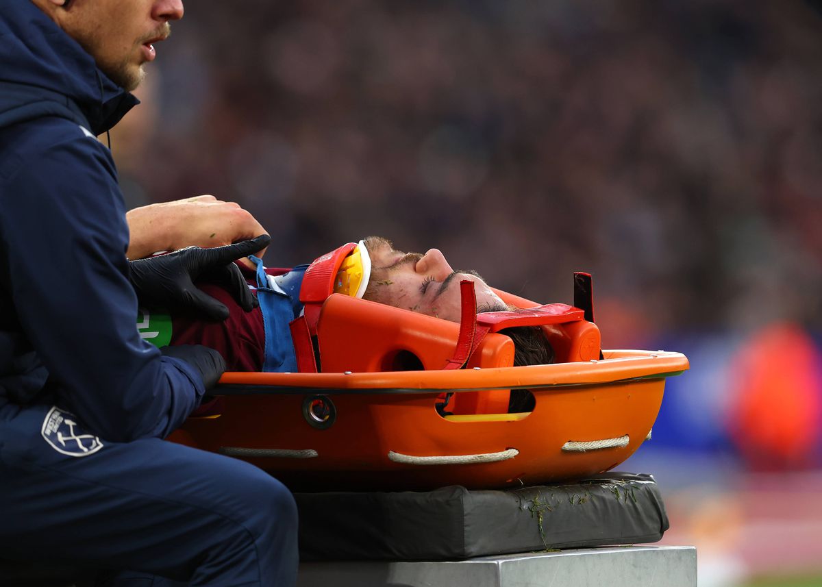 Incident teribil în FA Cup: jucător din Premier League, scos de pe teren cu targa » Fanii, îngroziți: „Îi auzeam țipetele în timp ce jocul continua”