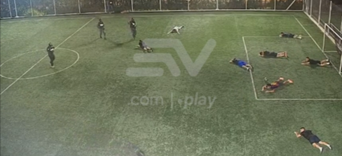 Execuție în stil mafiot, chiar pe terenul de fotbal » Trei oameni împușcați mortal! Atenție, imagini cu puternic impact emoțional