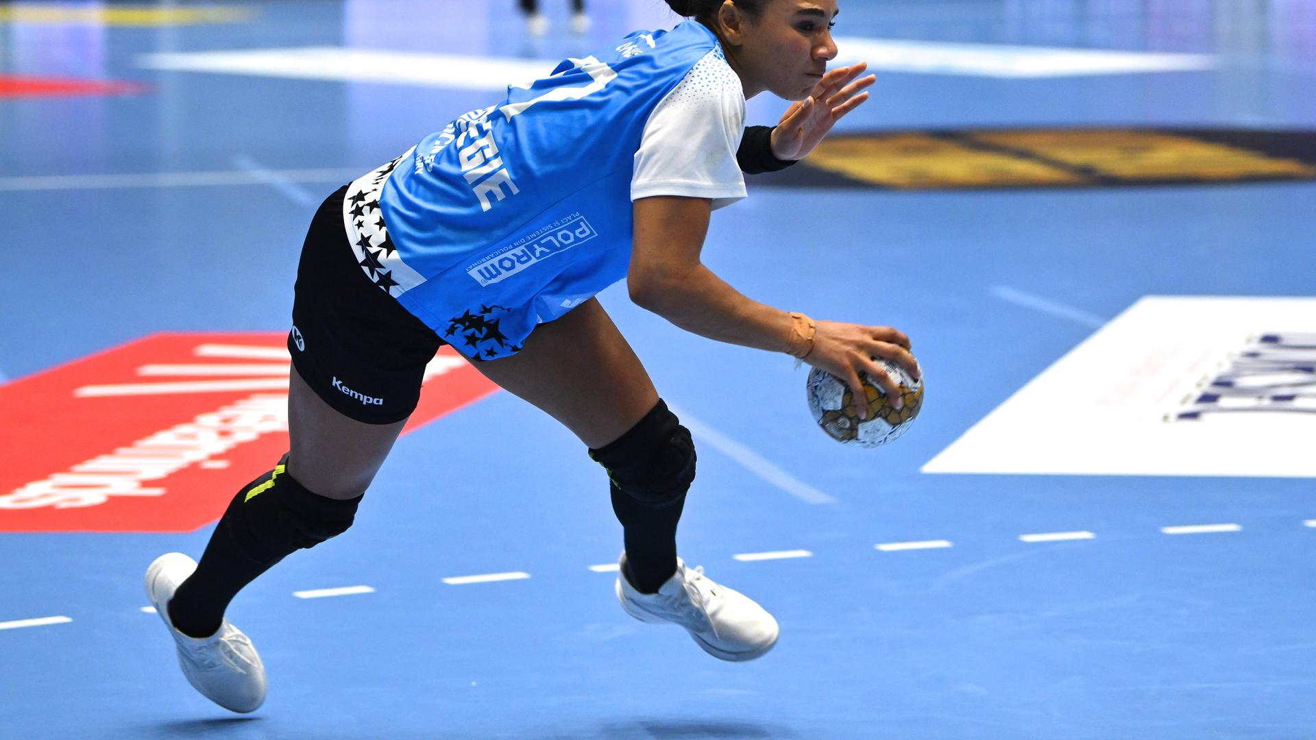 Jucătoare CSM București handbal în acțiune sub conducerea antrenoarei Bojana Popovic în meciul decisiv cu Brest handbal din Liga Campionilor | sursa foto: Gazeta Sporturilor