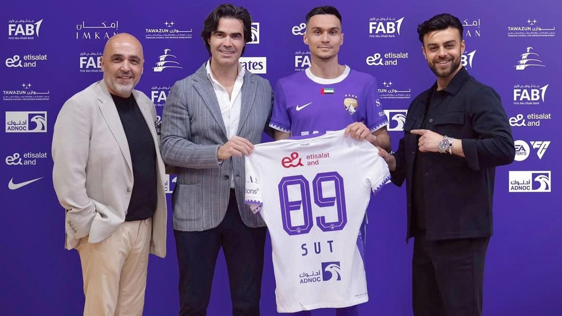 Adrian Șut în tricoul echipei sale, semnând contractul pentru transfer în campionatul Emirate cu salariu fotbalist peste un milion euro anual | sursa foto: Gazeta Sporturilor Adrian Șut în tricoul echipei sale, semnând contractul pentru transfer în campionatul Emirate cu salariu fotbalist peste un milion euro anual | sursa foto: Gazeta Sporturilor