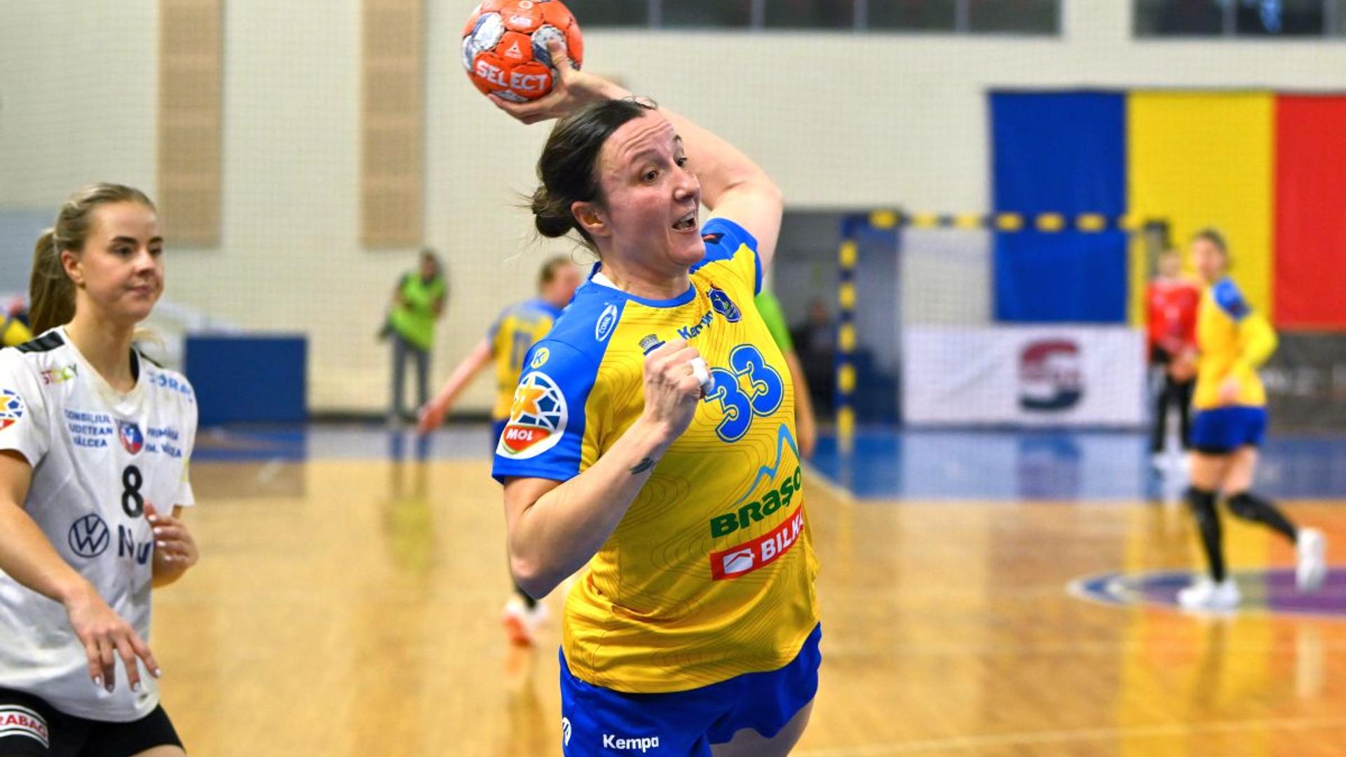 Jucătoare Corona Brașov în acțiune pe teren în meciul EHF European League contra echipei Dijon handbal din Franța. | sursa foto: Gazeta Sporturilor