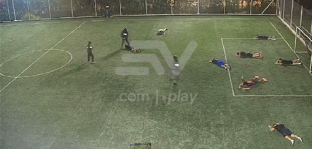 Execuție în stil mafiot, chiar pe terenul de fotbal » Trei oameni împușcați mortal! Atenție, imagini cu puternic impact emoțional