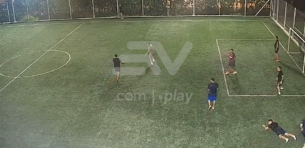 Execuție în stil mafiot, chiar pe terenul de fotbal » Trei oameni împușcați mortal! Atenție, imagini cu puternic impact emoțional