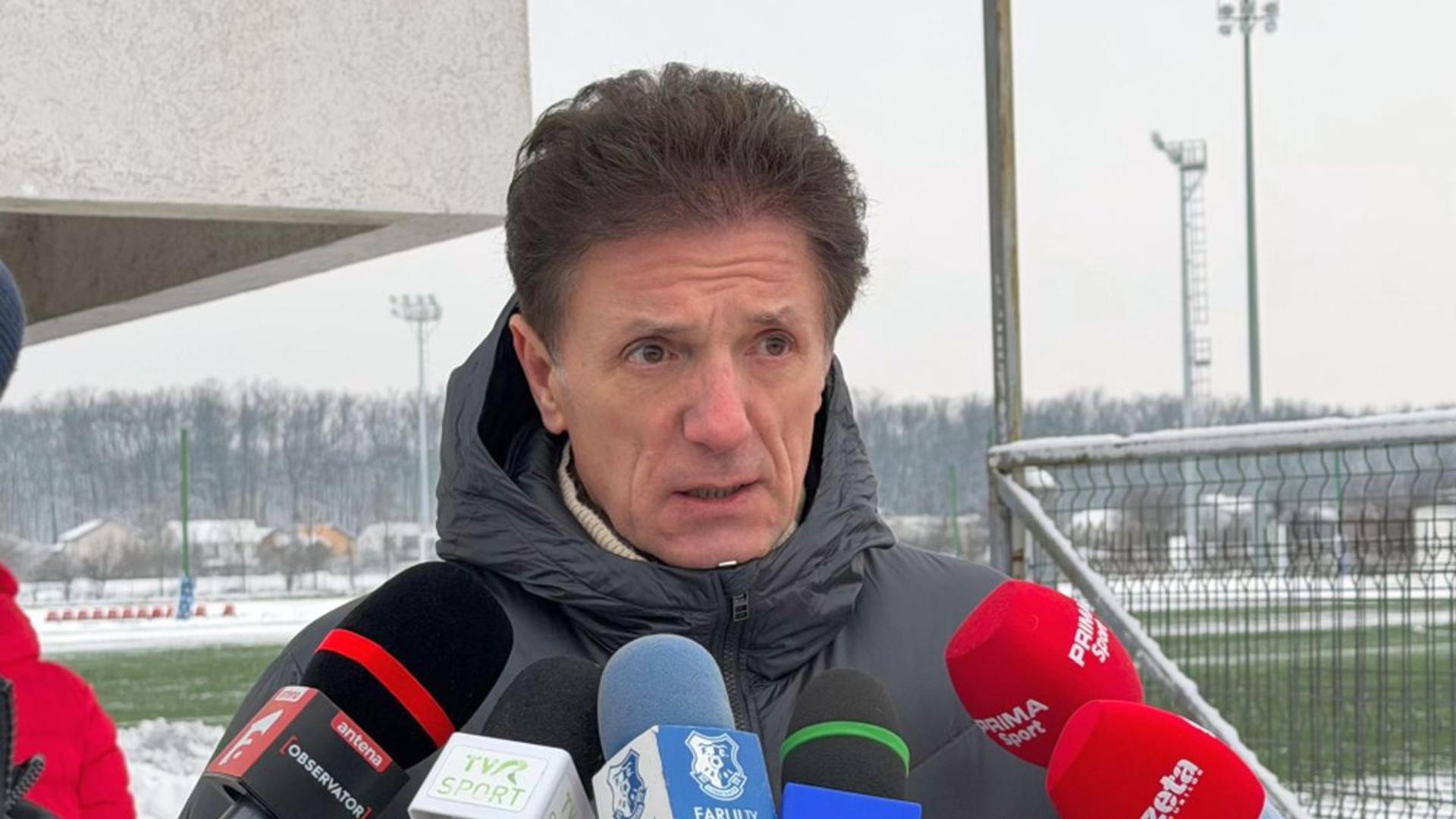 Gică Popescu discutând critic arbitrajul Superligii după meciul Argeș Farul, evidențiind greșelile de arbitraj și metoda șmecherească folosită. | sursa foto: Gazeta Sporturilor