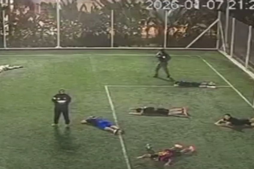 FOTO Execuție în stil mafiot, chiar pe terenul de fotbal » Trei oameni împușcați mortal! Atenție, imagini cu puternic impact emoțional