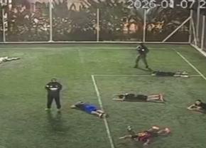 Execuție în stil mafiot, chiar pe terenul de fotbal » Trei oameni împușcați mortal! Atenție, imagini cu puternic impact emoțional