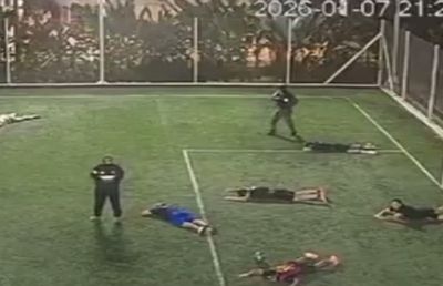 Execuție în stil mafiot, chiar pe terenul de fotbal » Trei oameni împușcați mortal! Atenție, imagini cu puternic impact emoțional