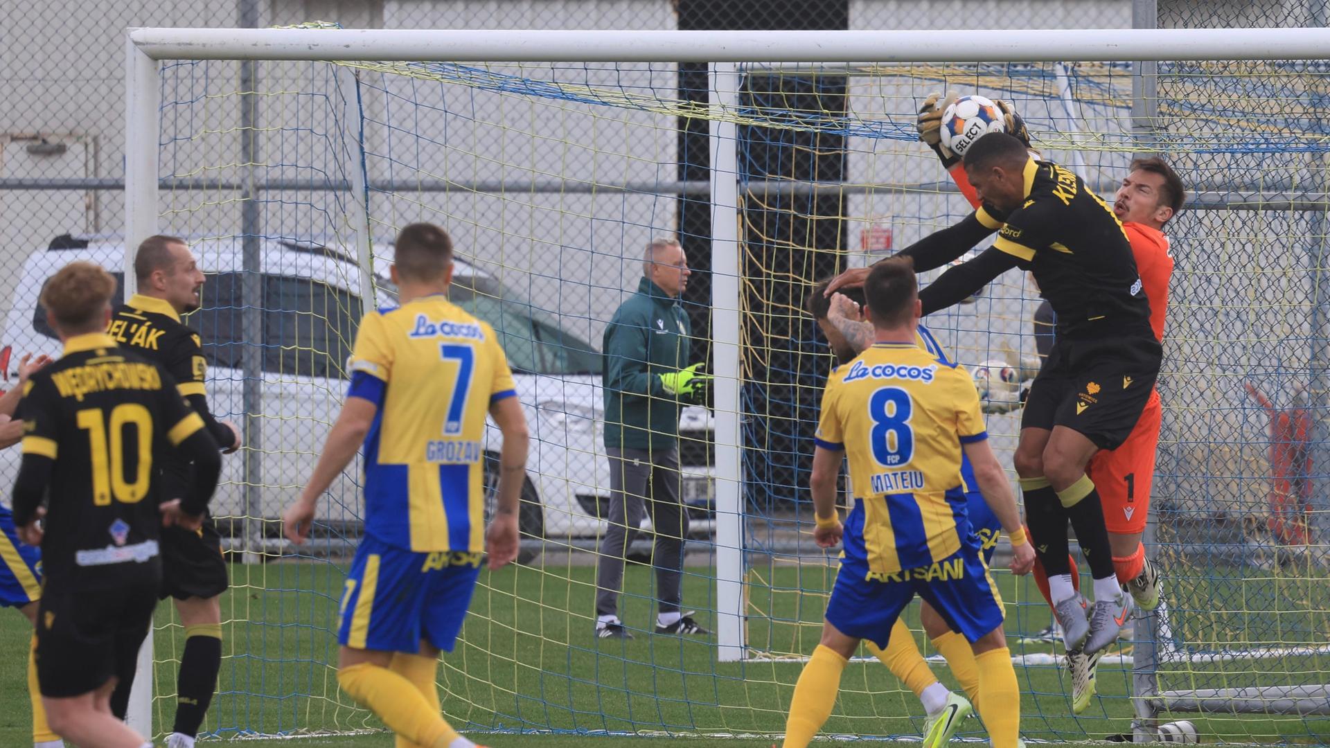 Jucători Petrolul și Katowice în amical fotbal în Antalya, cu vânt puternic afectând mingea și jocul pe teren verde. | sursa foto: Gazeta Sporturilor