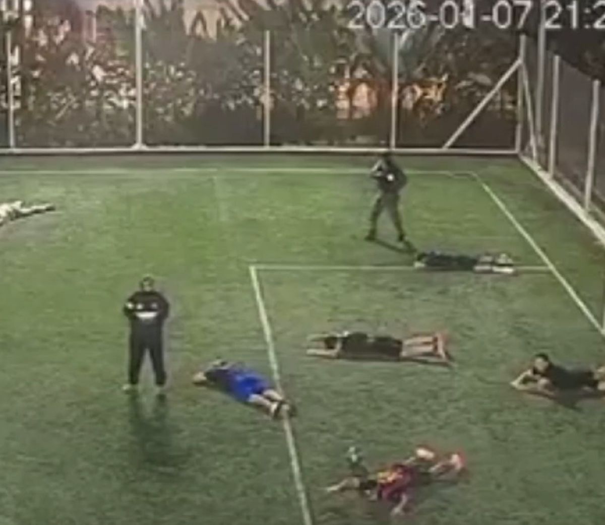 Execuție în stil mafiot, chiar pe terenul de fotbal » Trei oameni împușcați mortal! Atenție, imagini cu puternic impact emoțional