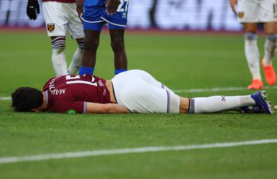 Incident teribil în FA Cup: jucător din Premier League, scos de pe teren cu targa » Fanii, îngroziți: „Îi auzeam țipetele în timp ce jocul continua”