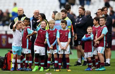 Scandal în Anglia » Cluburile cer sume mari pentru copiii care ies cu jucătorii pe teren!