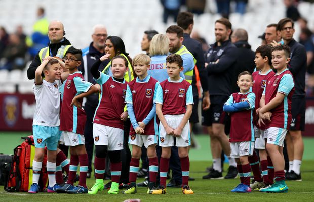 Scandal în Anglia » Cluburile cer sume mari pentru copiii care ies cu jucătorii pe teren!