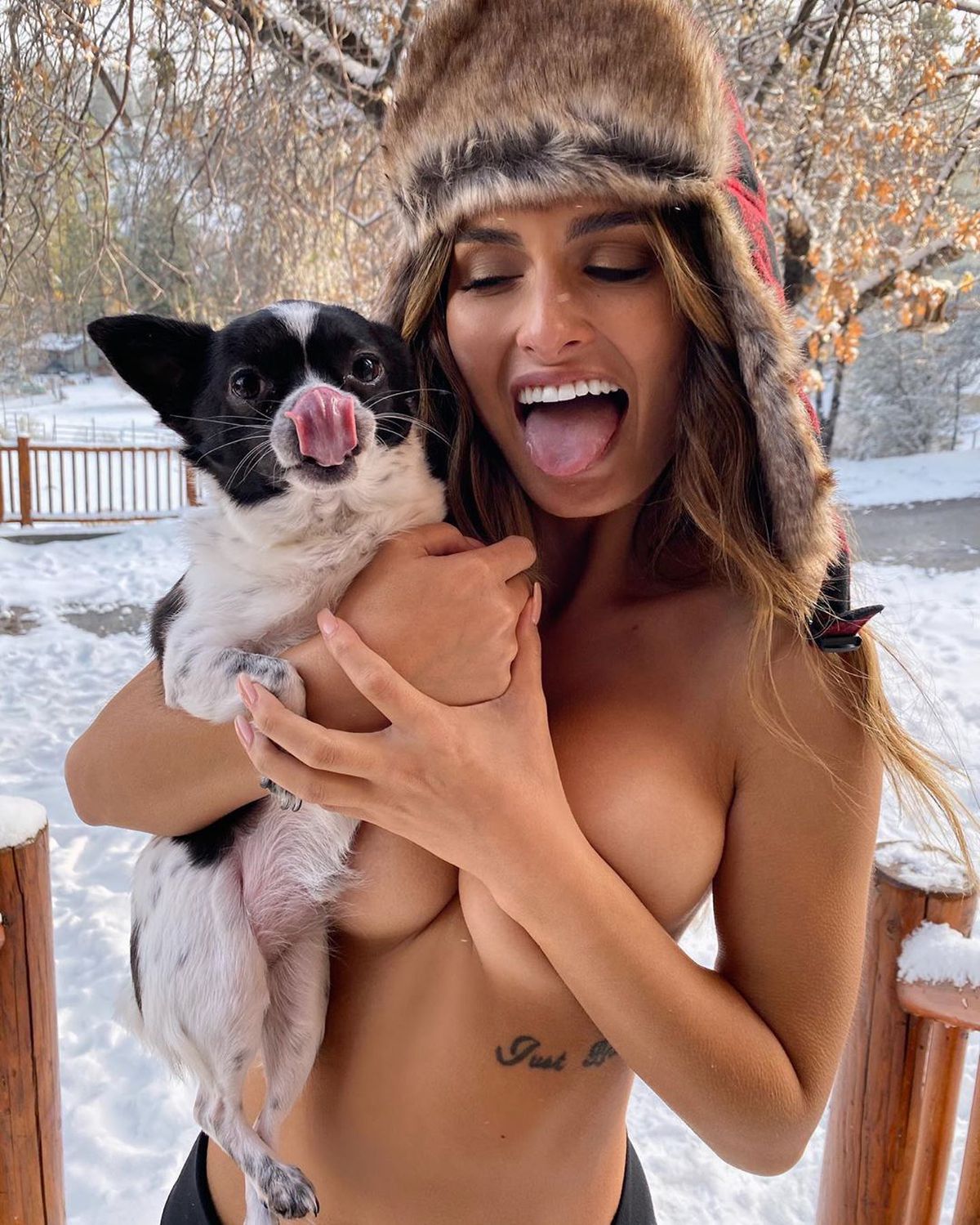 GALERIE FOTO A scandalizat un stadion de baseball, iar acum sfidează cenzura pe Instagram: „Nu merge cam departe cu pozele?!”