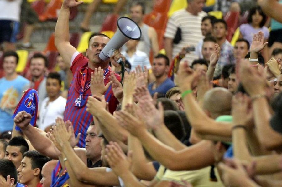 Gheorghe Mustață (cu portavocea), în galeria FCSB Gheorghe Mustață (cu portavocea), în galeria FCSB