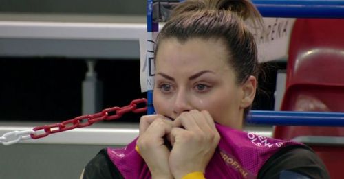 Nora Mork plângând în hohote pe bancă FOTO Captură EHFTV