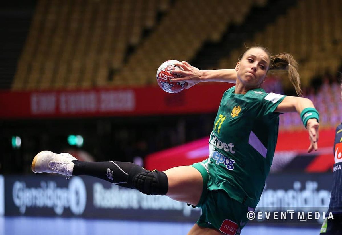 FOTO SCM Rm. Vâlcea și-a adus „bombă sexy” pe semicerc!