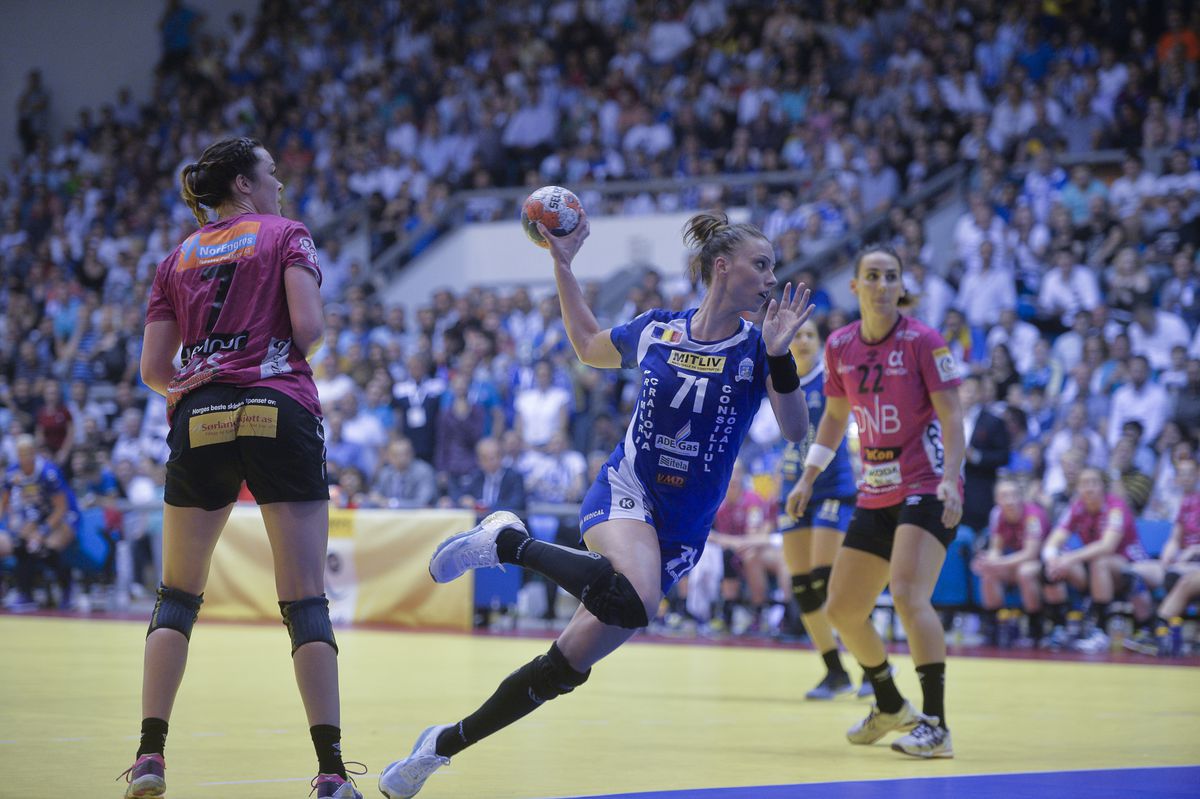 FOTO SCM Rm. Vâlcea și-a adus „bombă sexy” pe semicerc!