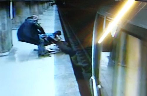 Miercuri, la stația de metrou Dristor 1, o adolescentă a încercat să se sinucidă. A avut norocul să fie ridicată la timp de alți doi călători. Numele unuia dintre ei este Răzvan Lupu, fiul fostului fotbalist Dănuț Lupu!