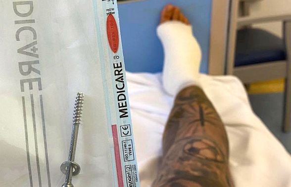 O nouă intervenție chirurgicală pentru un jucător de la Dinamo! Atacantul le-a arătat fanilor șurubul din picior