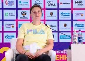 „Ți-a spus cineva că numele tău înseamnă alerg în rusă?” Irina Begu: „Da, știți cine? Tatăl lui Sasnovich!”