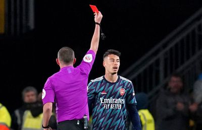 Decizie bizară în Premier League » Arbitrul i-a arătat două „galbene” în 5 secunde: „A vrut să apară pe prima pagină!”