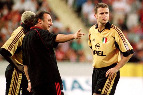 Antrenorul Alberto Zaccheroni alături de Ibrahim Ba (stânga) și Oliver Bierhoff (dreapta), 1999. Foto: Imago Images